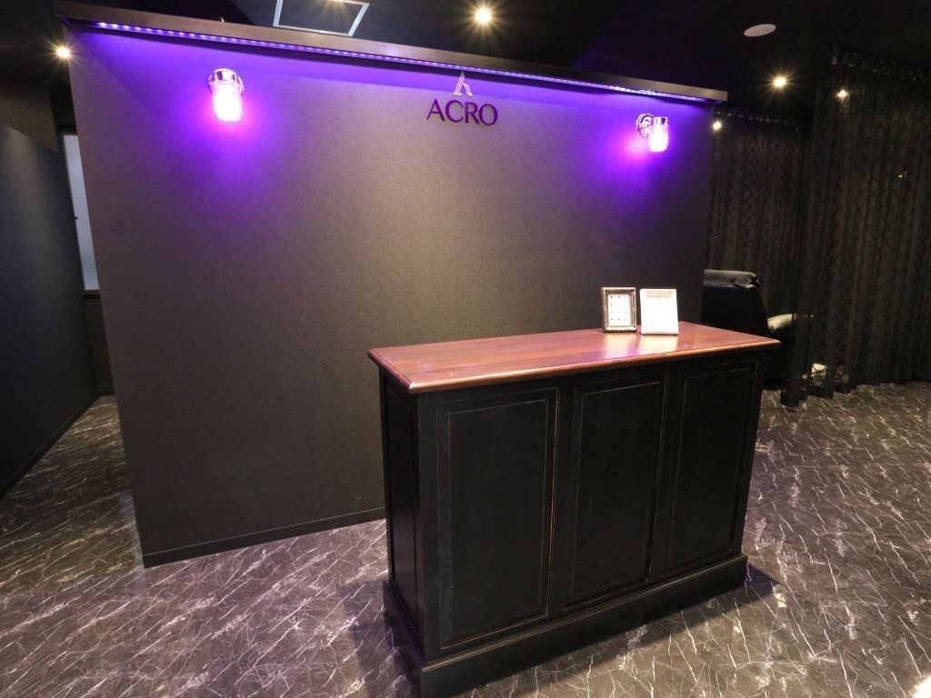 シックな照明の高槻店の受付