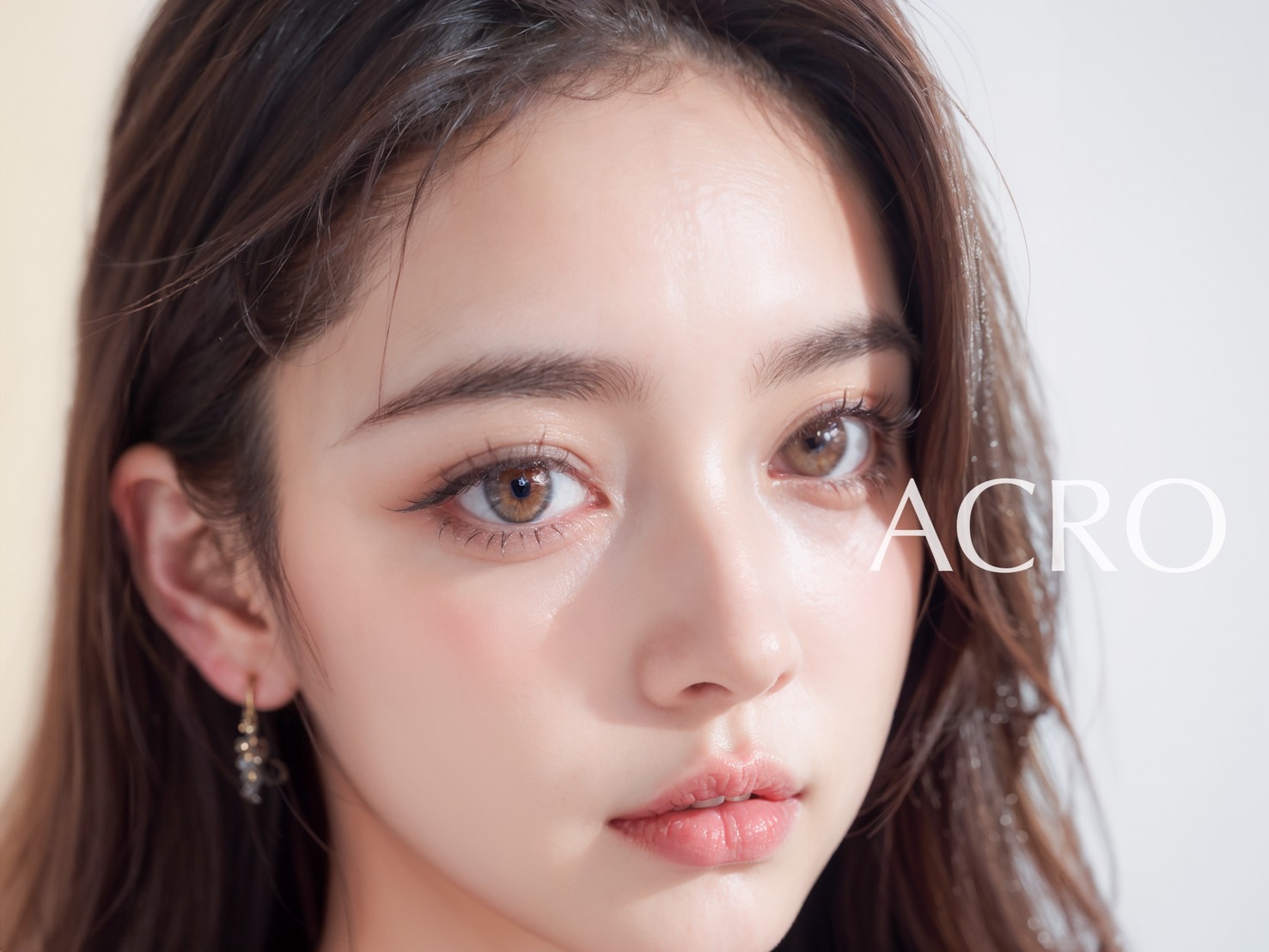 まつげエクステを施した美しい目もとと、ACROのロゴ